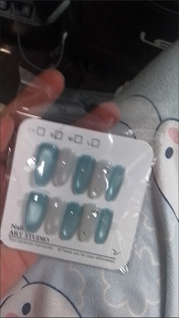 Teal Polka Dot Cat Eye Medium-Length Press-On Nails — customer review photo