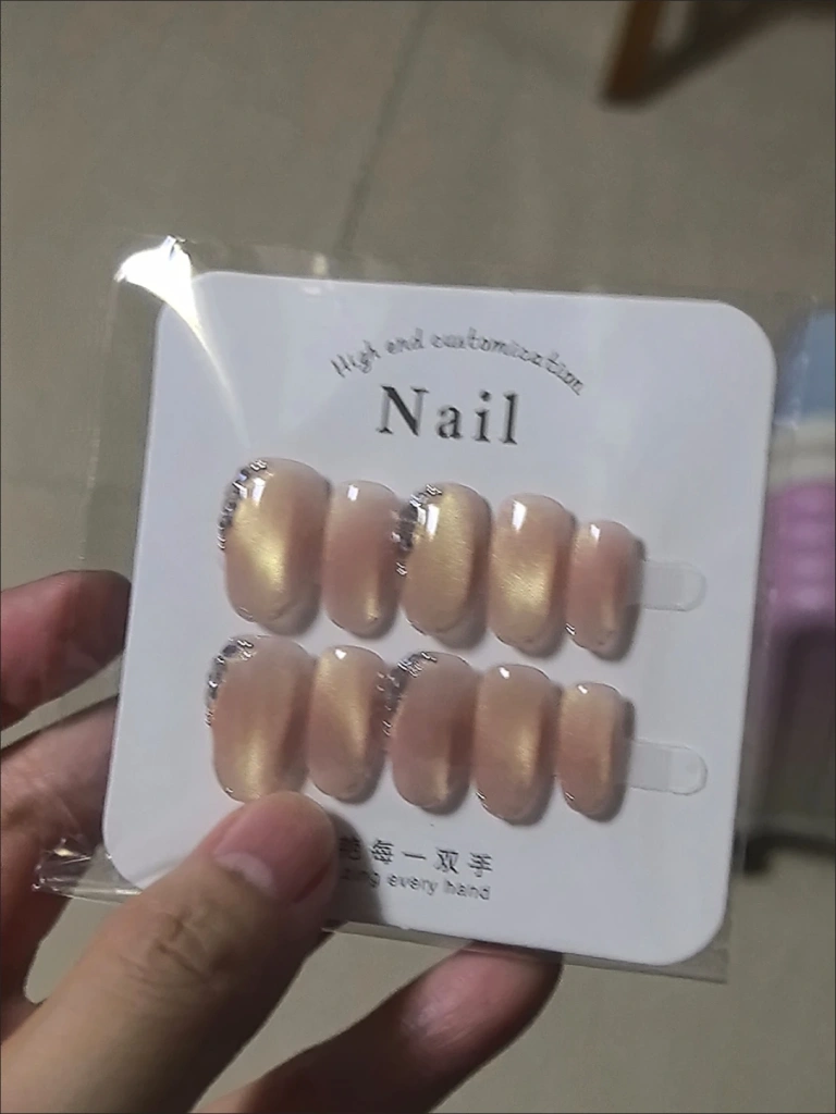 Cat Eye Ombre Oval Press-On Nails — customer review photo