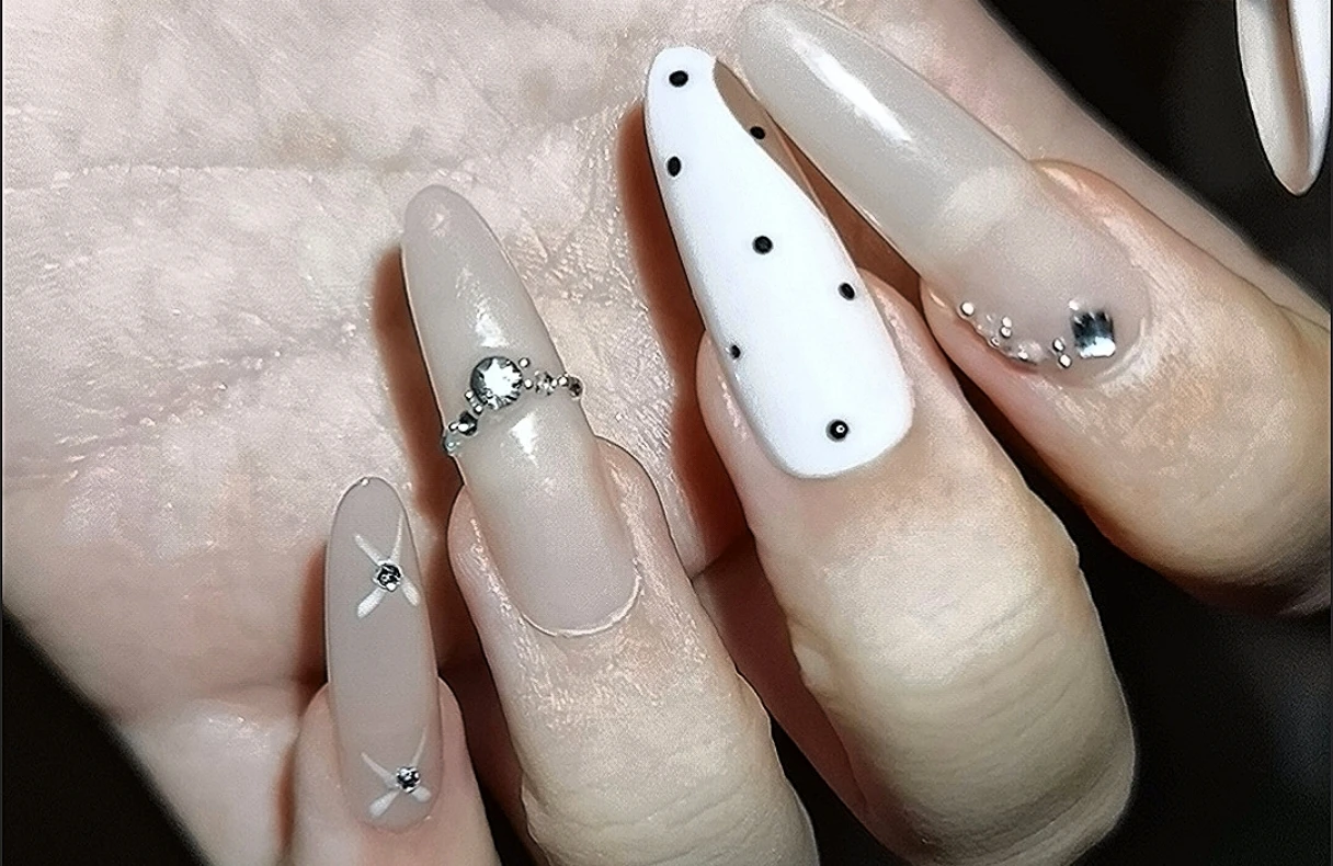 Rhinestone Polka Dot Bow Press-On Nails — customer review photo